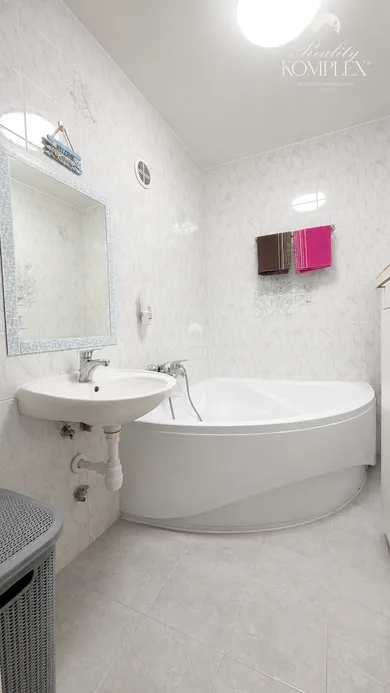Na prenájom 3-izbový byt, 75 m², Komárno, Biskupa Királya