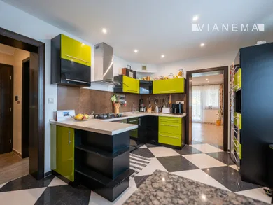 Na predaj 5-izbový dom, 190 m², Varín