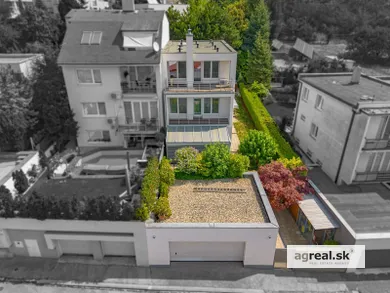 Na predaj 5-izbový dom, 188 m², Bratislava-Staré Mesto