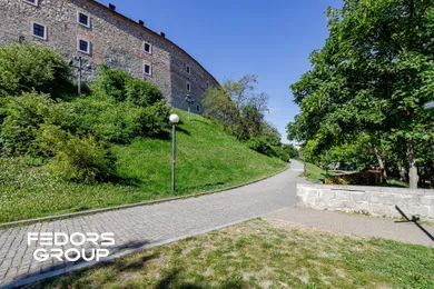 Na predaj 2-izbový byt, 84 m², Bratislava-Staré Mesto, Zámocká