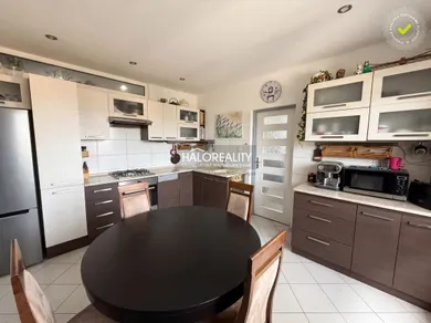 Mieszkania na sprzedaż, 4-pokojowe, Partizánske · €139 000