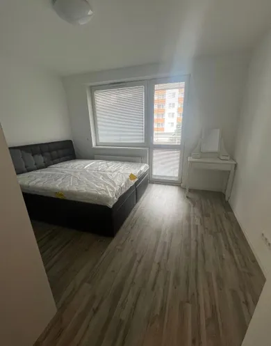 Na prenájom 3-izbový byt, 78 m², Bratislava-Nové Mesto, Nobelova