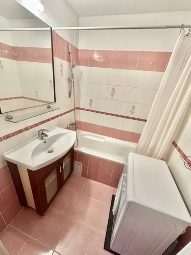 Na prenájom 1-izbový byt, 43 m², Bratislava-Lamač