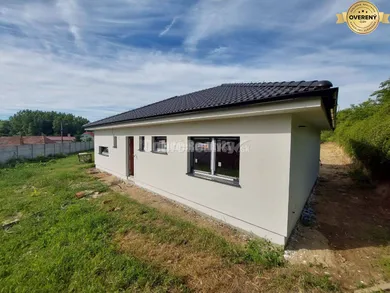 Na predaj 3-izbový dom, 108 m², Semerovo