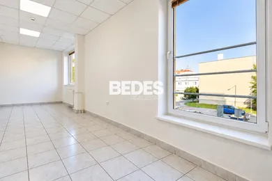 Na prenájom komerčné, 33 m², Prievidza, M. Mišíka 780/19A