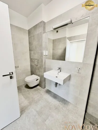 Na prenájom komerčné, 60 m², Trenčín