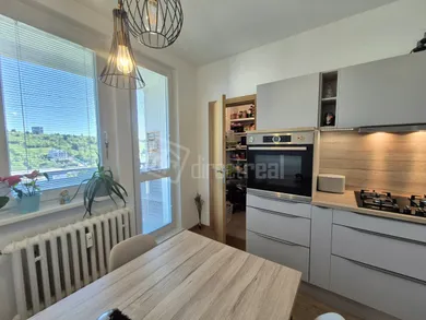 Na predaj 3-izbový byt, 72 m², Bratislava-Karlova Ves, Segnerova