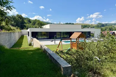 Na predaj 4-izbový dom, 300 m², Banská Bystrica