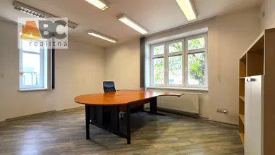 Na prenájom komerčné, 88 m², Zvolen, J. Jesenského