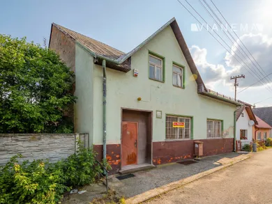 Na predaj objekt, 220 m², Beluša, .