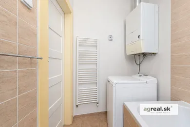 Na predaj 2-izbový byt, 68 m², Bratislava-Nové Mesto, Jiskrova