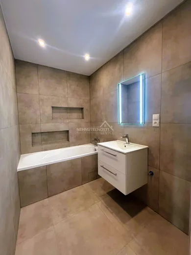 Na predaj 3-izbový byt, 65 m², Levice, Okružná ul.