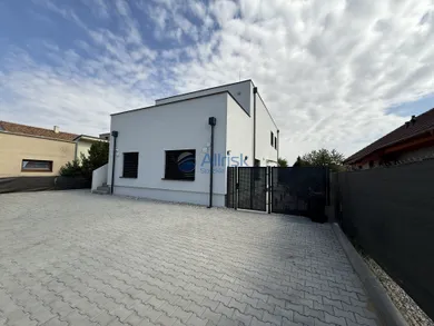 Mieszkania na wynajem, 4-pokojowe, Šaľa · €1000