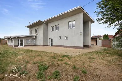 Na predaj objekt, 199 m², Báč