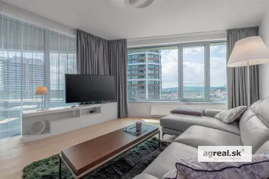 Na prenájom 3-izbový byt, 98 m², Bratislava-Staré Mesto, Továrenská