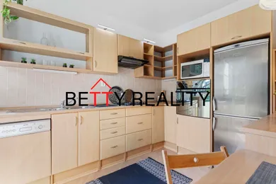Na prenájom 2-izbový byt, 76 m², Bratislava-Ružinov, Svätoplukova
