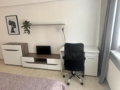 Na prenájom 1-izbový byt, 42 m², Bratislava-Staré Mesto, Krížna