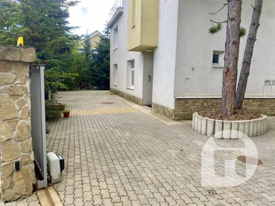 Na prenájom 10-izbový dom, 305 m², Bratislava-Nové Mesto