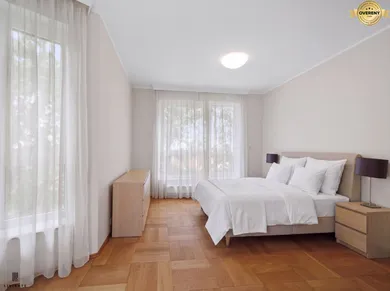Na prenájom 2-izbový byt, 93 m², Bratislava-Staré Mesto, Mudroňova