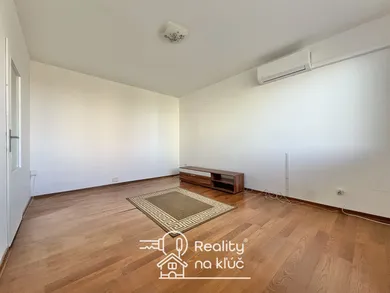 Na predaj 1-izbový byt, 38 m², Nové Zámky, Nábrežná