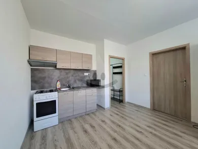 Na prenájom 1-izbový byt, 38 m², Prievidza, V.Benedikta