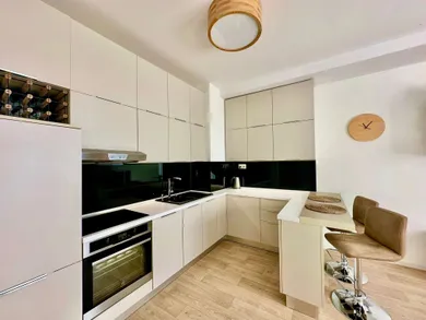 Na prenájom 2-izbový byt, 42 m², Bratislava-Nové Mesto, Stromová