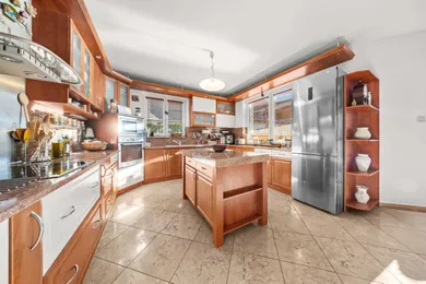 Na predaj dom, 383 m², Bratislava-Podunajské Biskupice