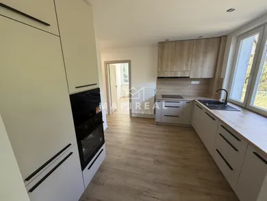 Квартиры на продажу, 3-комнатные, Košice-Sever · €249 980