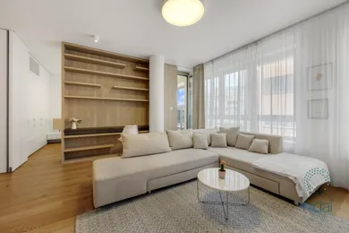 Na prenájom 2-izbový byt, 65 m², Bratislava-Staré Mesto, Cintorínska