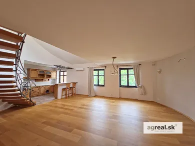 Na predaj 5-izbový byt, 197 m², Bratislava-Staré Mesto, Michalská
