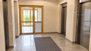 Na prenájom 1-izbový byt, 40 m², Bratislava-Petržalka, Vyšehradská