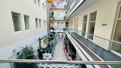 Na prenájom komerčné, 86 m², Bratislava-Staré Mesto, Laurinská
