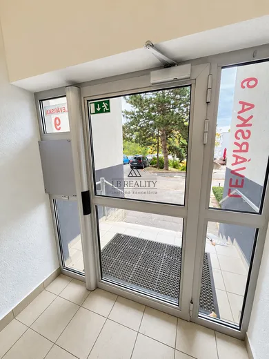 Na predaj 3-izbový byt, 65 m², Bratislava-Karlova Ves, Levárska