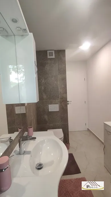 Na predaj 4-izbový byt, 70 m², Bratislava-Ružinov, Exnárova