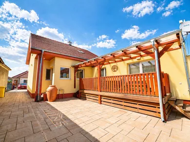 Domy na sprzedaż, 6-pokojowe, Hlohovec · €299 000
