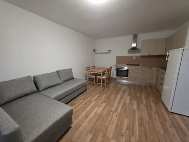 Na prenájom 2-izbový byt, 50 m², Pezinok, Kollárova