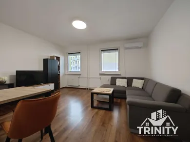 Na prenájom 1-izbový byt, 36 m², Nové Zámky, JUH