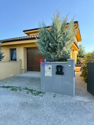 Domy na sprzedaż, 3-pokojowe, Šamorín · €325 000