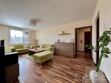 Na prenájom 4-izbový byt, 79 m², Dunajská Streda, Nám. SNP