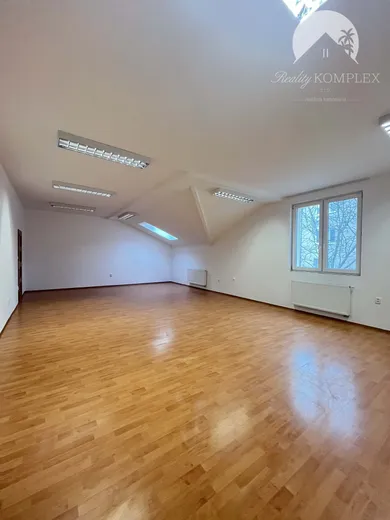Коммерческие помещения в аренду, Komárno · €5 525
