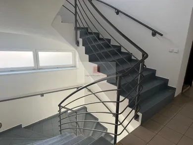 Na prenájom komerčné, 25 m², Bratislava-Nové Mesto, Pluhová