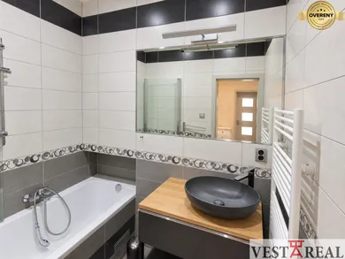 Na predaj 6-izbový dom, 544 m², Dechtice