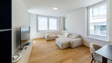 Квартиры в аренду, 4-комнатные, Bratislava-Staré Mesto · €2 300