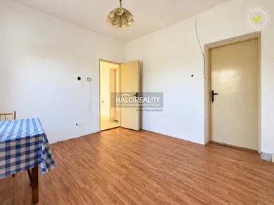 Na predaj dom, 100 m², Komjatice