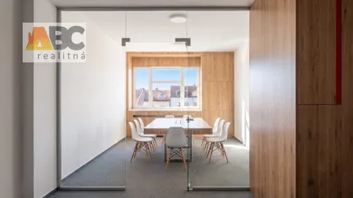 Na prenájom komerčné, 224 m², Zvolen, Námestie SNP