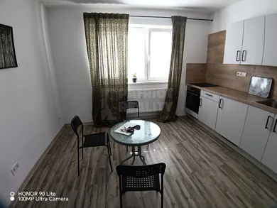 Na prenájom 1-izbový byt, 44 m², Levice, Ul. F. Hečku