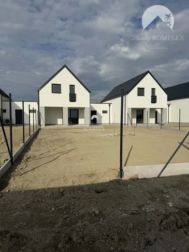 Domy na sprzedaż, 4-pokojowe, Kolárovo · €225 000