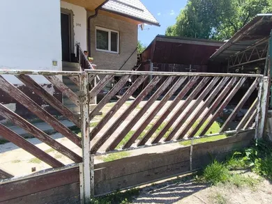 Na prenájom dom, Pružina