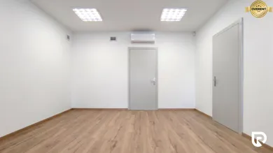 Na prenájom komerčné, 22 m², Trenčín, Bratislavská