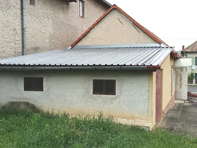 Na predaj dom, Hostice